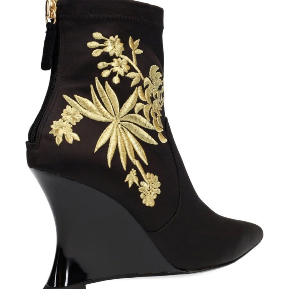 NWT Natori Satin Embroidery Wedge Ankle Boot Size 6,5